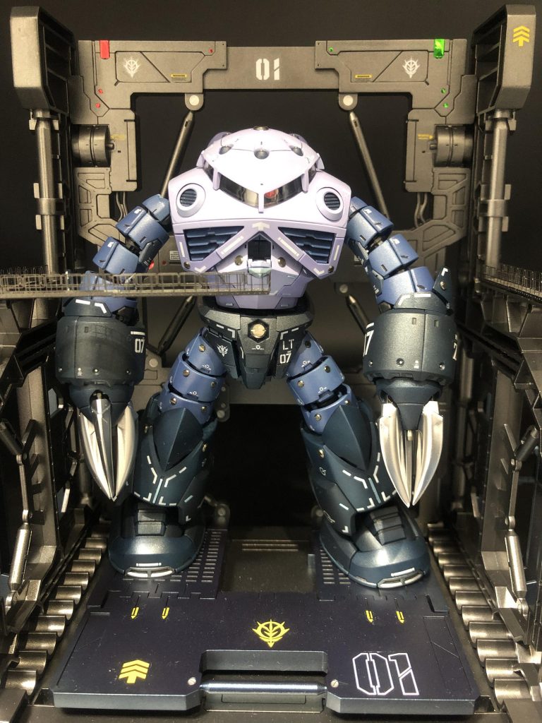 メンテナンスブリッジをコックピットに搭乗する位置に塗装して取り付けてみました。