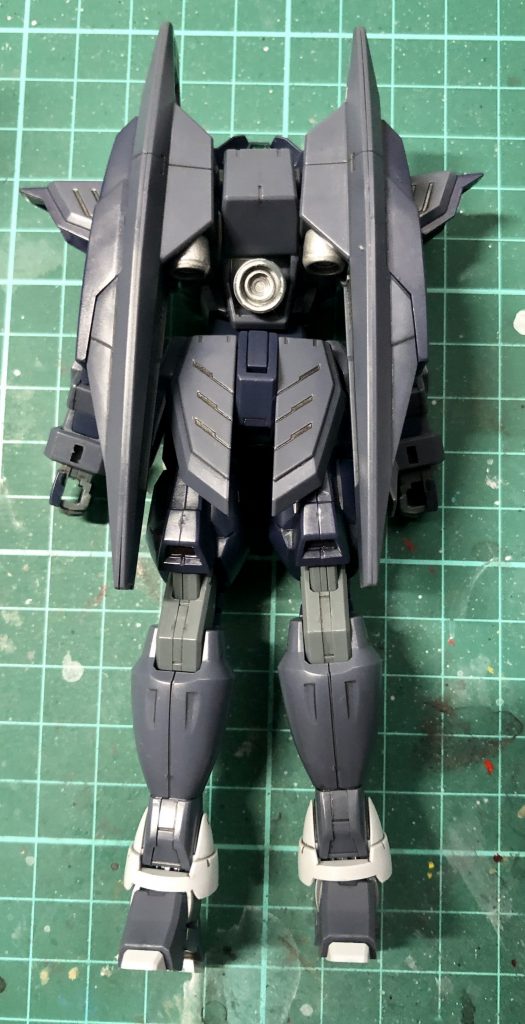 フロント/リア箱絵や塗装ではフェイスの頬部分もグレーですが、個人的には塗らない方(マスク部のみグレー)の見た目の方が好き足回りはAGE-1スパローなのもあってかなり可動域は良好
