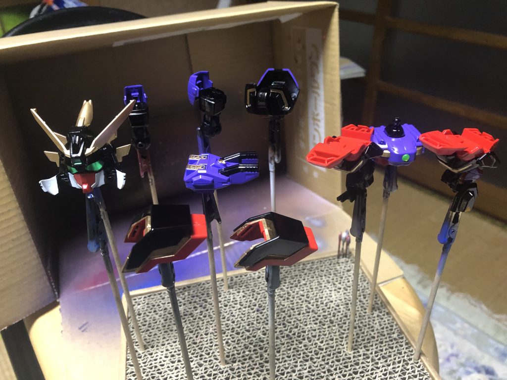 組み立ての段になって問題発生…ガンダムマーカーの黒が弱すぎてメリメリ剥がれますw仕方がないので組みながらベタ塗り…このキットに収まらぬ、ガンマカブラックとの長き戦いの日々の始まりでありますw