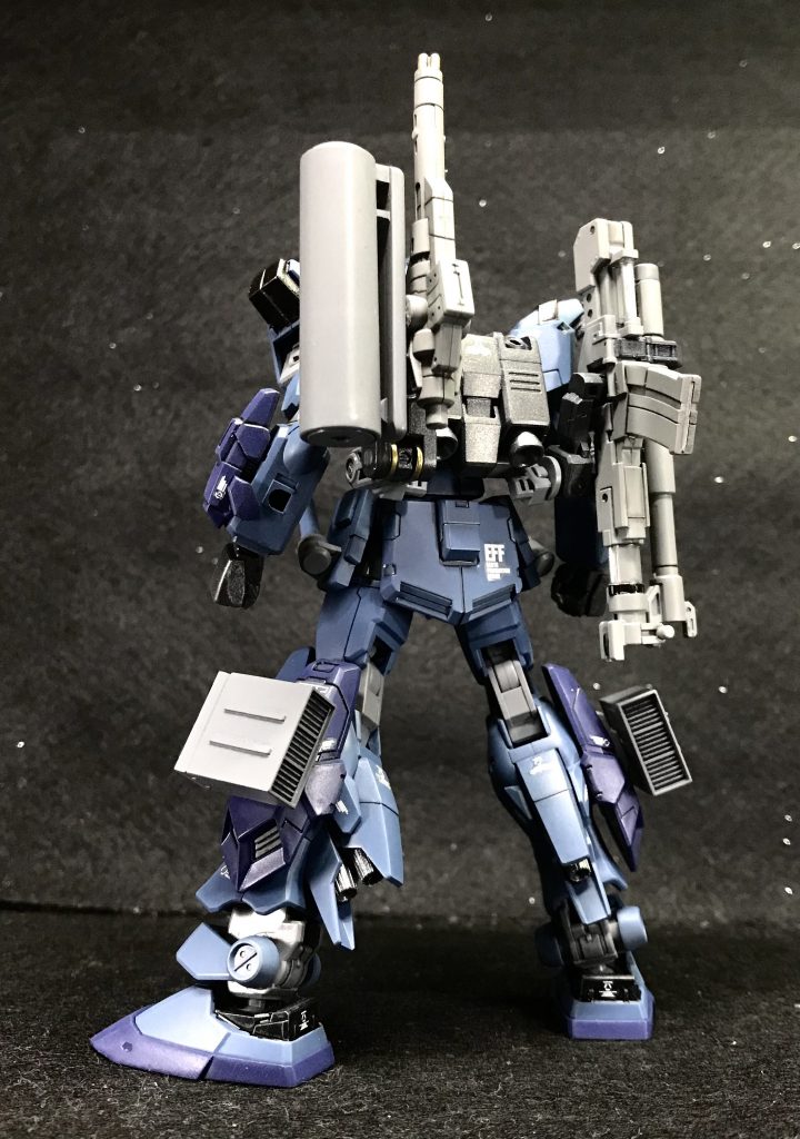 さてさて、180mmキャノンの他にちょっと装備を増やしてみました☝🏻 左側にバルカン砲を搭載してみました!なんかのキッカケでバルカンとガトリングって呼び名が違うだけで物は一緒って事を知りました。また一つ雑学が増えました← 弾倉にあたる部分は、皆様お馴染みのスミ入れペンのキャップです笑このアイデアはフォロワー様が以前、試されているのを見て面白いと感じたのでマネさせていただきました😊