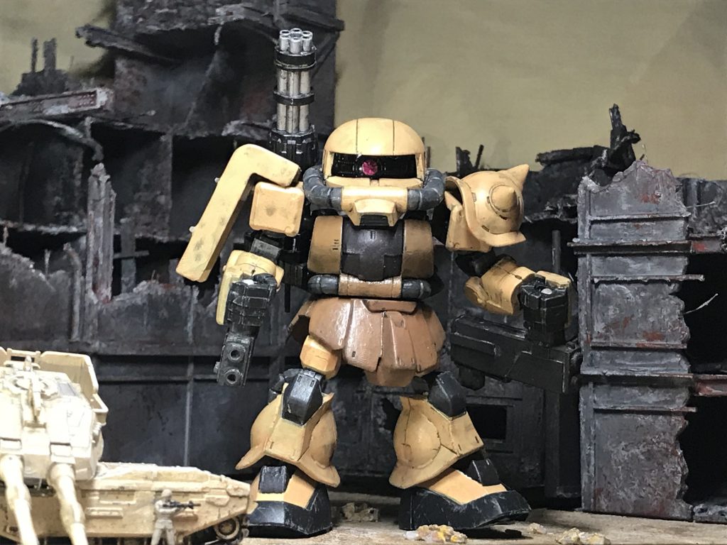 両手のキャノンをプラ板とプラパイプで自作して、色を塗り替えました。