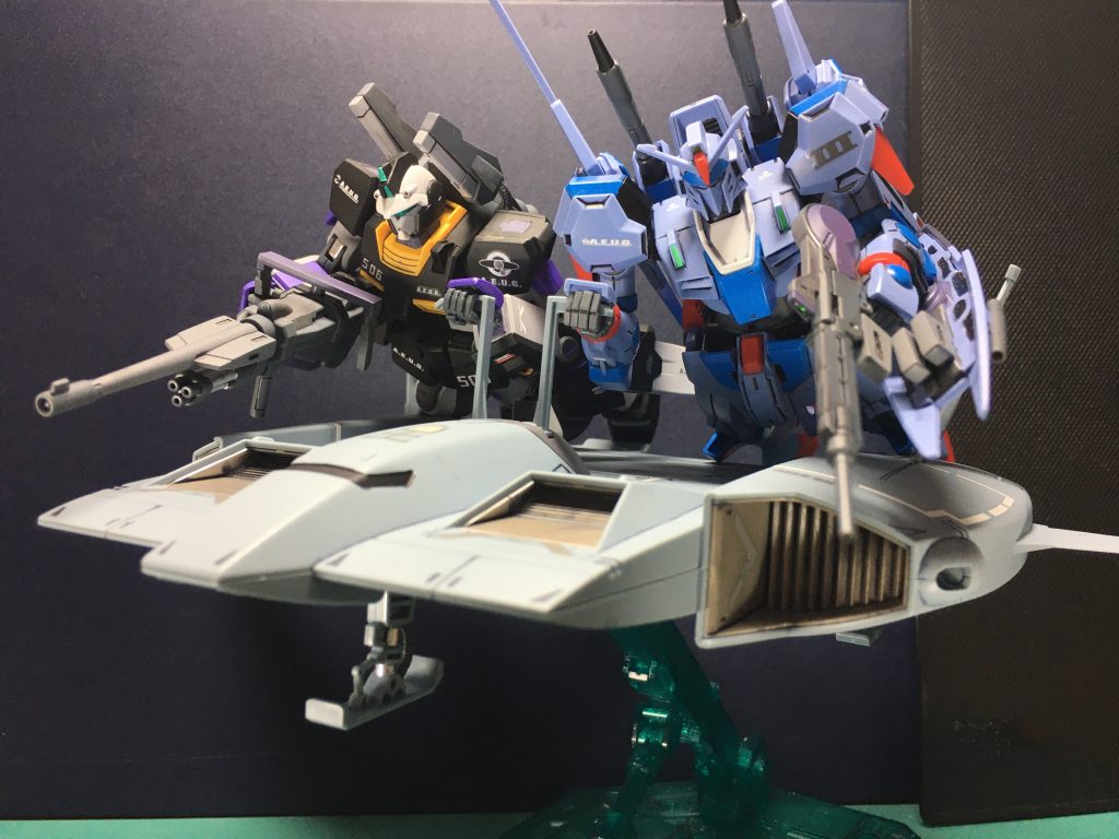 過去作のガンダムMk-Ⅲ、ド・ダイ改と併せて。今回マーキングはジムⅢの設定をかんがみてカラバかロンド・ベルとで迷いましたが、カラバはエンブレムが無くてつまらないこと、またエゥーゴ機体の製作経験がなかったのでエゥーゴのマークを貼っています。 一応想定としては「ガンダムZZ」後半あたりで運用されていたイメージです。前作のガンダムMk-Ⅲは実際に宇宙世紀の世界で建造された想定で作っており、こちらと同じifの世界線でカラバ→エゥーゴ(アーガマ以外でまともに動けて第1次ネオ・ジオンと戦っていた部隊)に渡り、元のジムⅢから強化改修、運用されたと考えています。