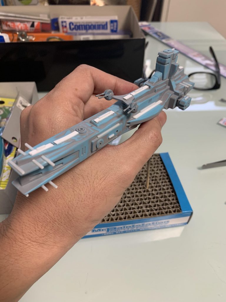 船体の合わせ目を消した後、捨てサフでヒケや歪みを取って、プラ板やプラ棒で適当にディテールアップ。シンプルな素体そのままでも悪くないのですが、今回は軽く手を加えてみました。