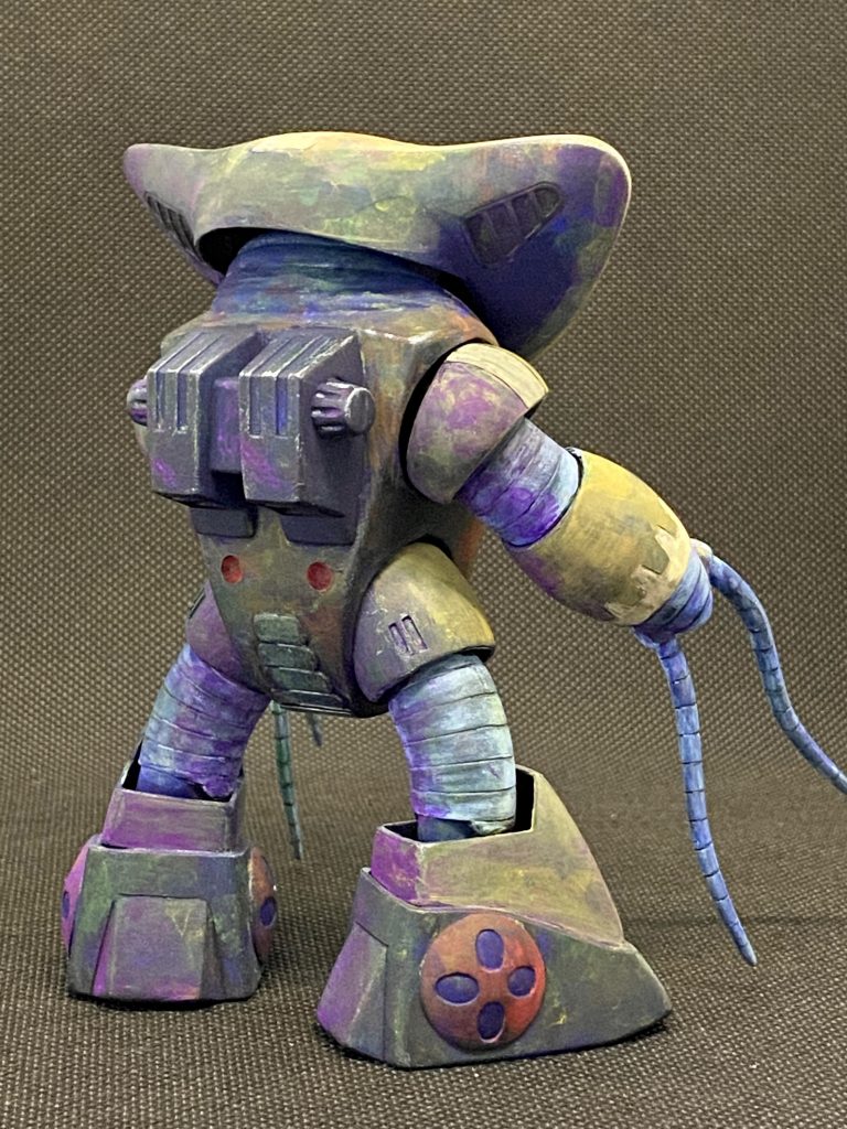 背面から。アッガイの派生型という設定があるので、四肢の生え方や長さがアッガイを思わせるようにしました。