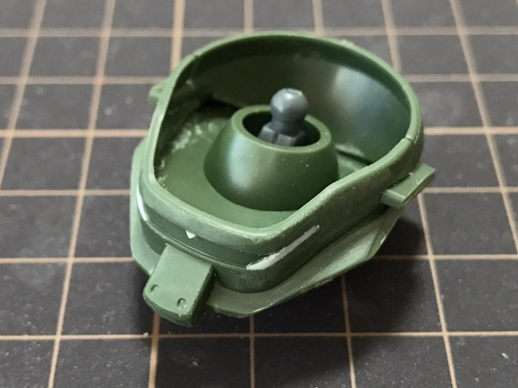 ここからは製作工程です。グリモアの襟元のセンサー?を、プラ板でディテールアップ()しています。