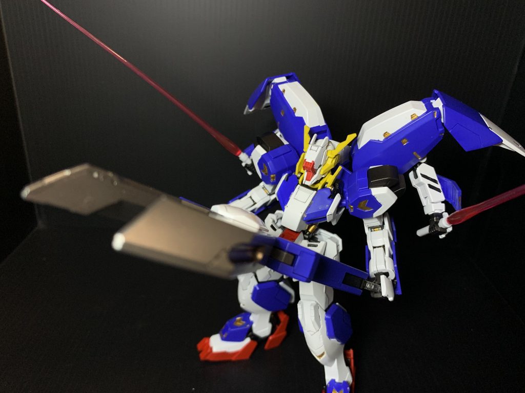 メイン写真にもしたポージング。グシオンといえばやっぱこの装備ですよね。オルフェンズ的にはビーム兵器？って感じもしますがサブアームにはビームサーベルを。