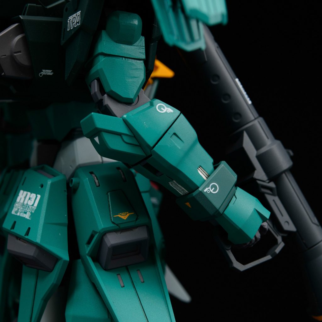 二の腕のパーティングラインを消すためにモールドごと削り落としましたが、ヤスリ掛け雑で傷が残ってしまいました。(^^;)