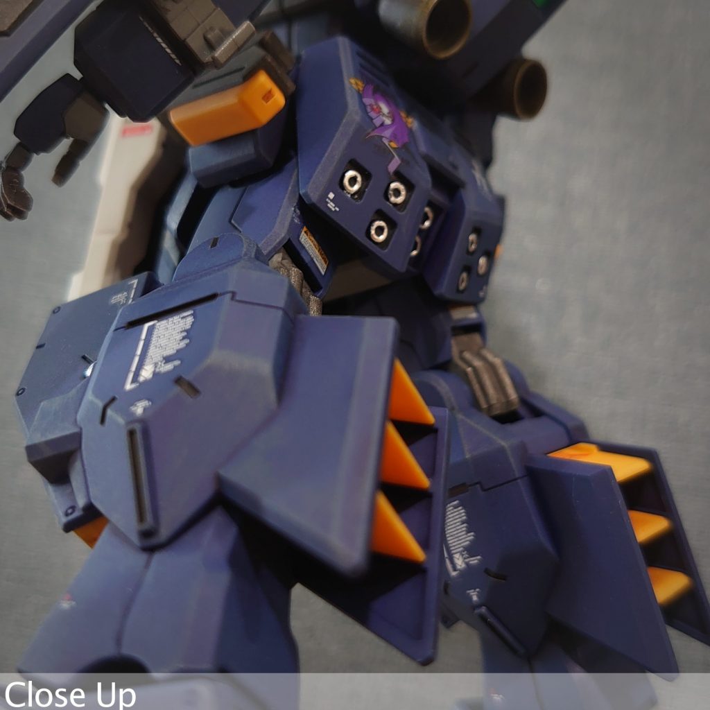 背面も見どころ多く、一部は目立つようにシルバーで部分塗装デカールも多めに貼っています