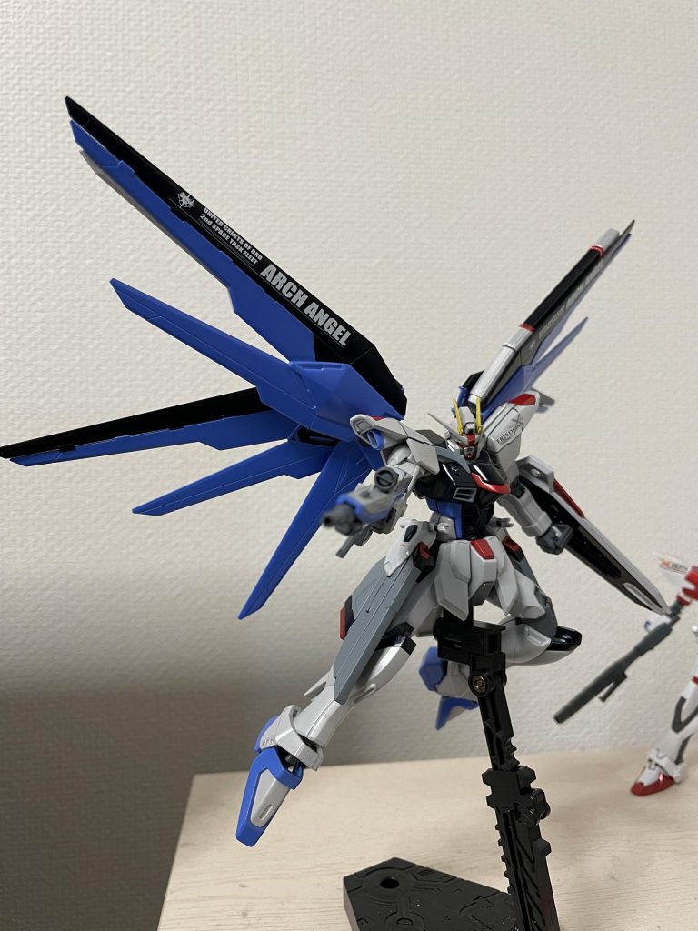 恒例のやつですね(笑)今回はパールホワイトをメインに赤にメタリックレッド、青はMSライトブルー、ネイビーはダークブルーでフニッシュはパールクリアを吹き付けて全身キラキラとした感じに仕上げてみました。