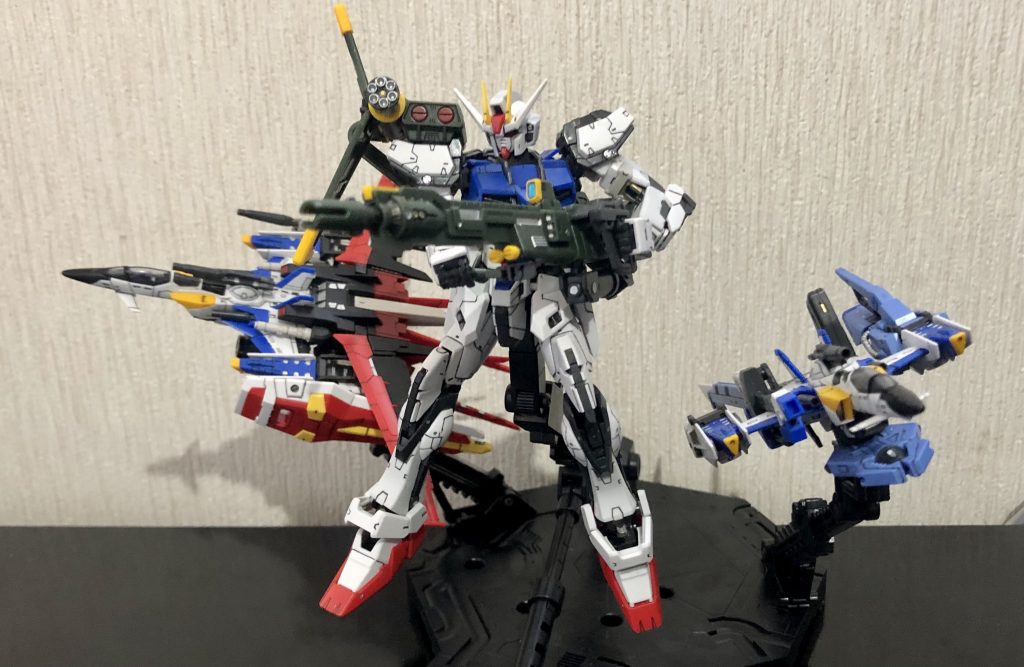 ランチャーストライク関節の保持力が終わってる中で、背部とアーム接続&両手持ちするので安定してポーズが取りやすかったです。