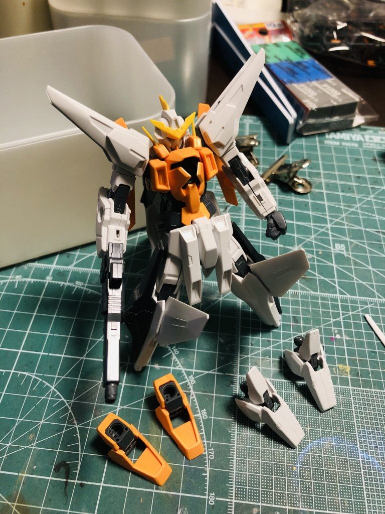 工作は、手首をビルドナックルに変更したのと、足首の合わせ目を消しただけです。素のままでもめちゃくちゃカッコいいキットです。