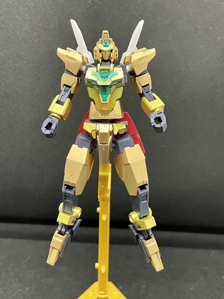 メイン機体［ソルドラール］武装は現在ビームサーベル×2機のみです腰部分だけサイドスカートを追加し、更に背面への可動式にしました。 