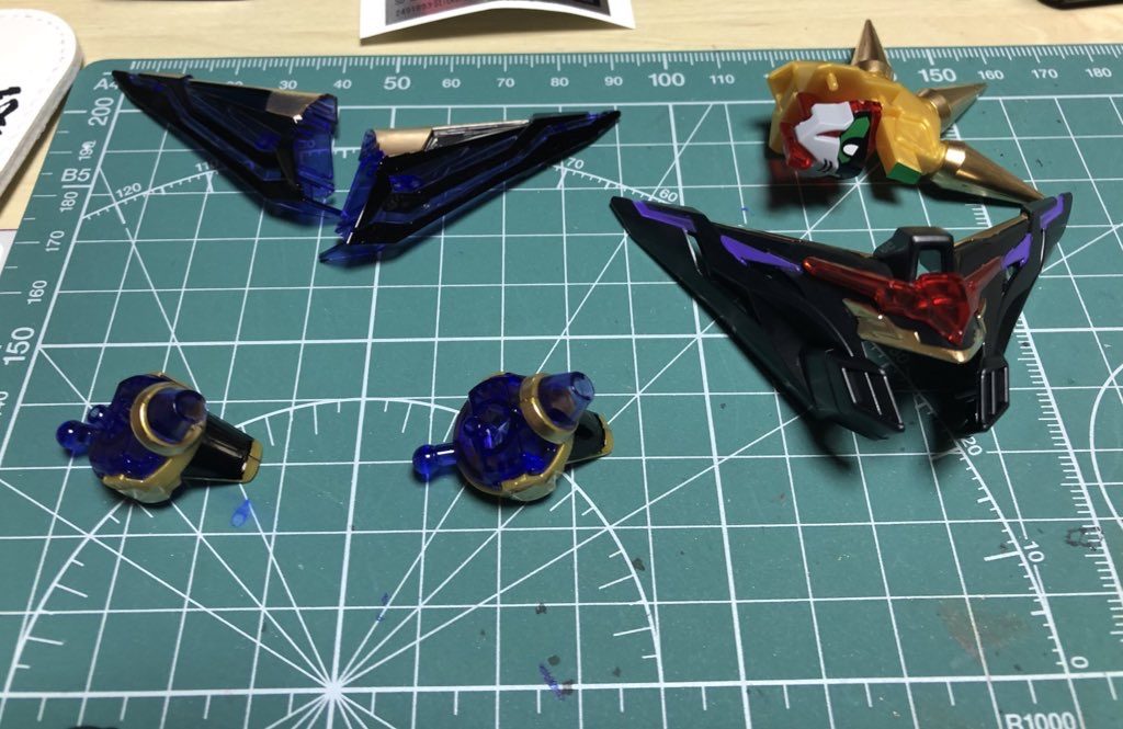 創傑伝系では、組み上げながら色を入れるのが初めてだったので、箱絵を参考に色を入れていくのですが、どこまで入れていいか。どうやって入れるのかを考えるのが大変でした^_^;相変わらずガンマカブラックは剥がれやすく難敵です…