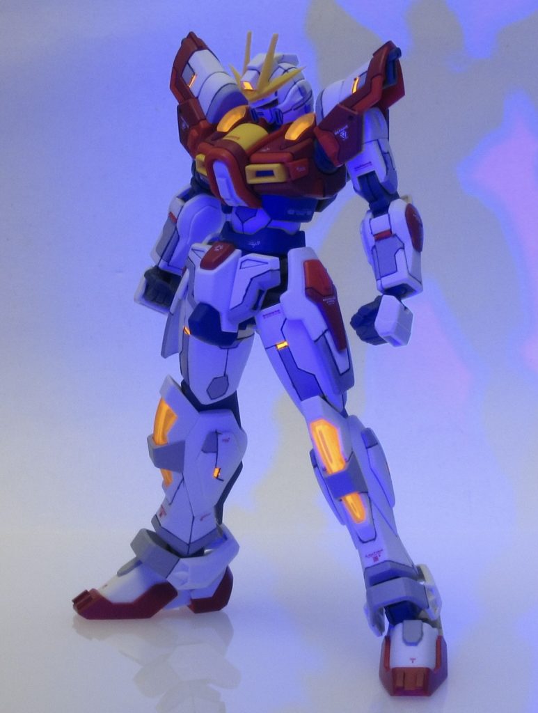 筋彫り部分にポイントで蛍光塗料を塗って光ってる感を出しました笑