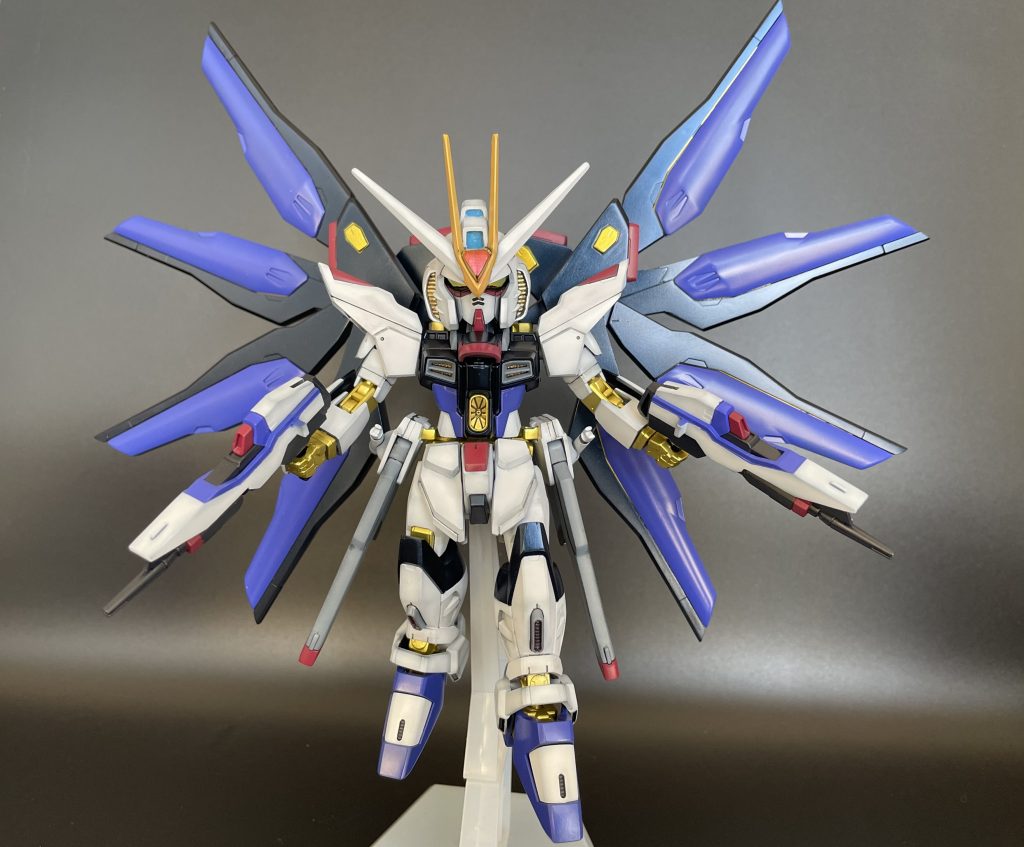 10月位に製作した物です。バンダイのSDコンペに出したくて作りました。頭部のみEXスタンダードで他は全てHGを縮少しました。