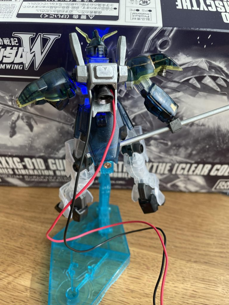 LEDライトの球が大きかったので、ライトそのものをニッパーでサイズカットしてヤスリで削って。更に本体の背面にライトを収めるためにボディの中もニッパーとデザインナイフとヤスリで削り出し。お陰で首と胴体を支える支柱が破壊されてます。