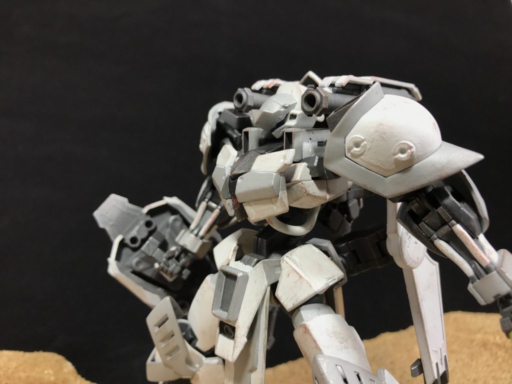 背部アタッチメントに装備される大口径の榴弾砲。弾速は遅いものの、小規模ながら範囲攻撃が可能なため、当てやすく、扱いやすい装備となっている。