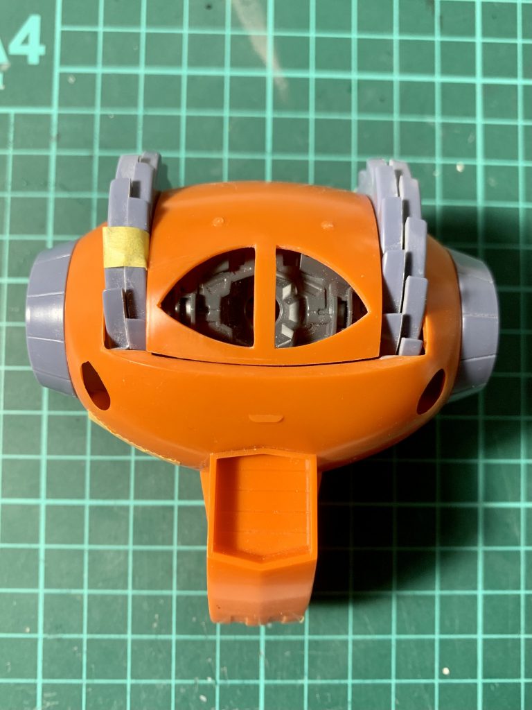 パイルダーオン。背中側の合わせ目はバックパックで隠れてしまいますし、正面は段落ちモールドのようになり違和感はありません。各パーツの諸々を上手く調整すれば接着も要らず、完璧な後ハメ加工になります。肩パーツも後ハメは容易ですが、マスキングはもっと楽チンな形状なので挟み込んでしまいます。