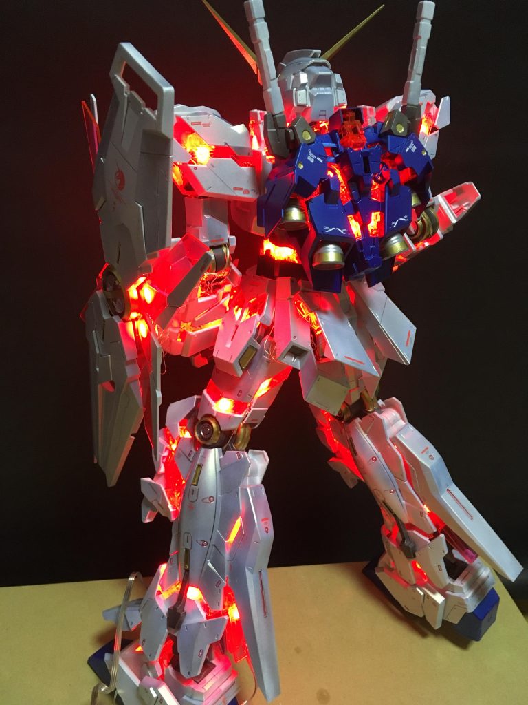 後ろもチャンとやってます。なんと、全身LED埋め込み量　「66」っ発！！　＋目ん玉1の67発！