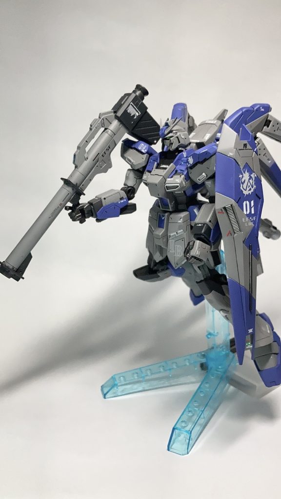 塗装はガイアノーツさんの風群青、ニュートラルグレーⅡ、スターブライトアイアン、スターブライトシルバー、メカサフスーパーヘヴィです。センサー部はラピーテープを貼りました。デカールはガンダムデカールとHQパーツさんのデカールを使用しました。