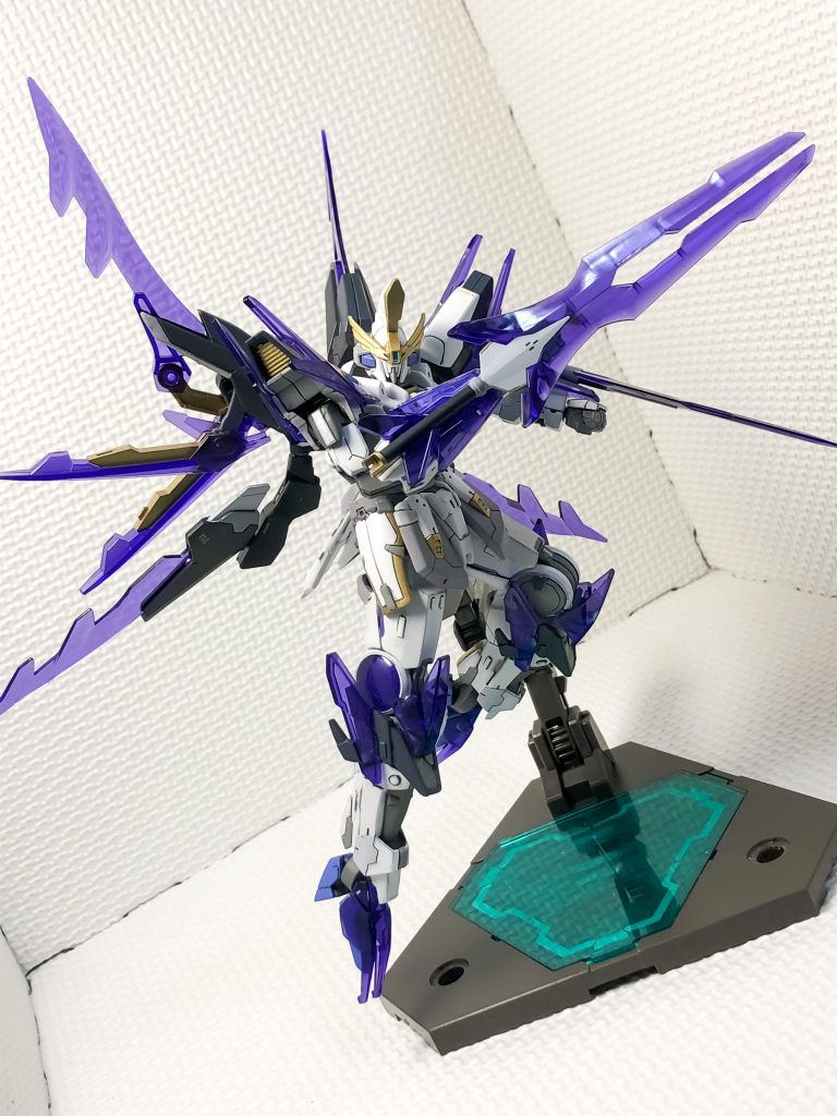 武器を構えて何枚か。バックパックもクリアパーツがモリモリで稼働も多いので、動かしていて面白いです。