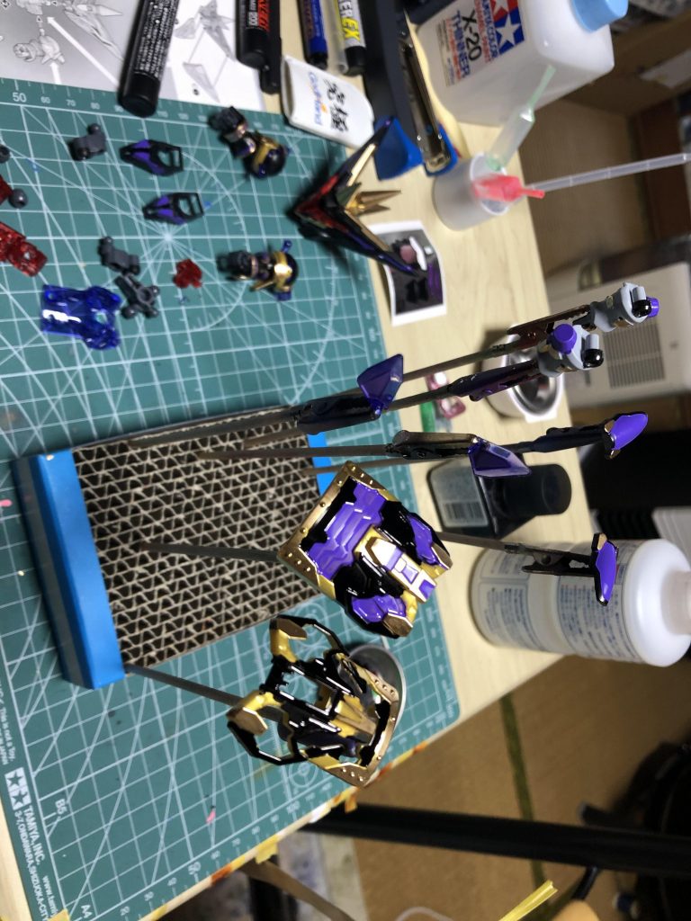 丸塗りはなしでペン塗りオンリー。難しい箇所は避けてサラッと塗っているつもりですが、こうしてみると塗り分けがかなり細かくて大変です^_^;