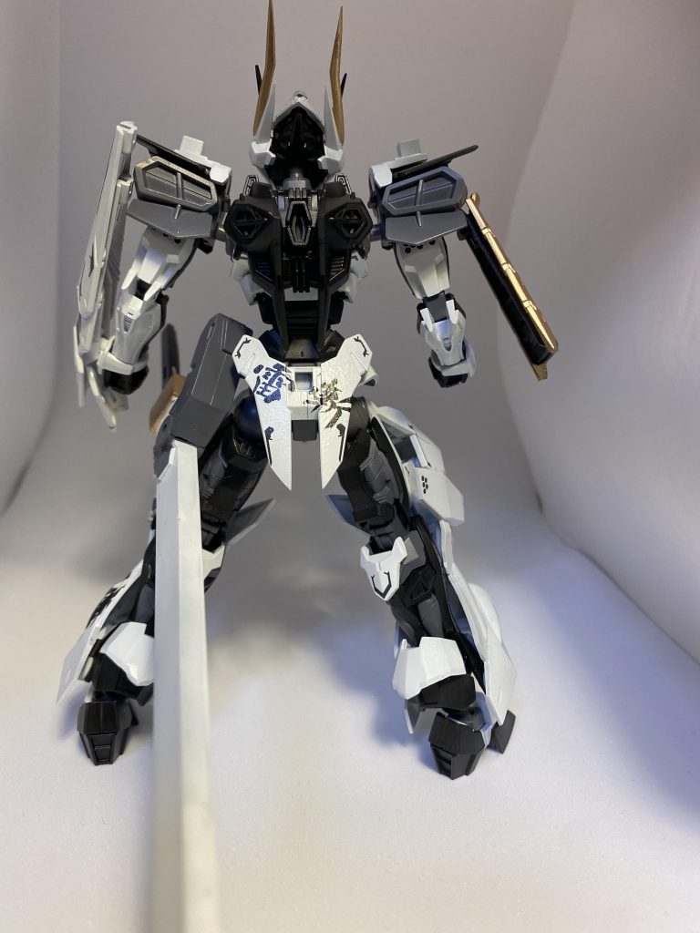 脚部の増加装甲は袴をモチーフに制作されており装甲としての防御力上昇の効果の他、スラスターを内蔵しており機動力強化にも一躍買っている。