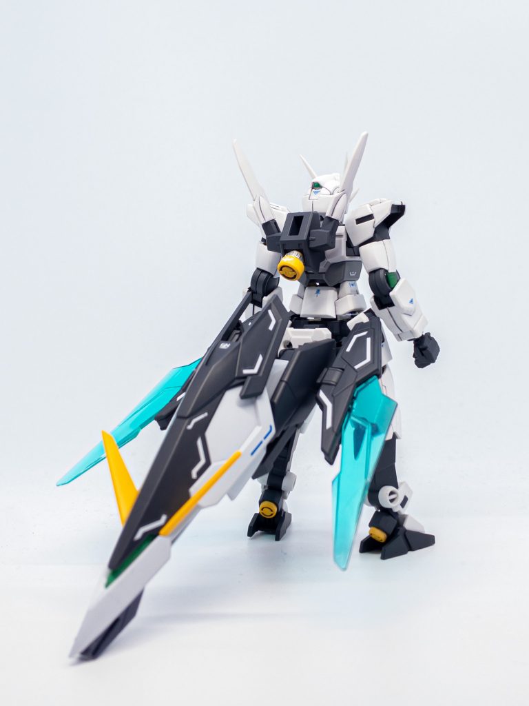 最大の特徴として「ゾディアックシステム」と呼ばれるサポートメカとの連携合体換装システムを有し、サポートメカに装着されたアーマーと合体する事で機体性能を向上させる事ができる。アーマーと合体した状態では四肢が延長され通常のMSと同等のサイズにまで大型化する他、合体するアーマーの種類によって特定の能力に特化された専用機に変化する。現在トレミー12星座をモチーフとした12機のアーマーが設計されており、順次ロールアウト予定である。