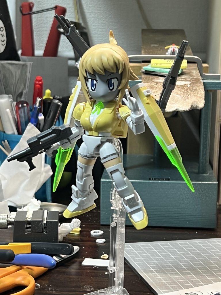 製作当初はフィギュアライズの頭部をパテで覆って顔の形や目などを自作しようと思ったのですが、ご覧の有り様に…美少女造形の難しさに直面し、フィギュアライズの頭部をそのまま使う事に…もう一つフィギュアライズを購入しました。