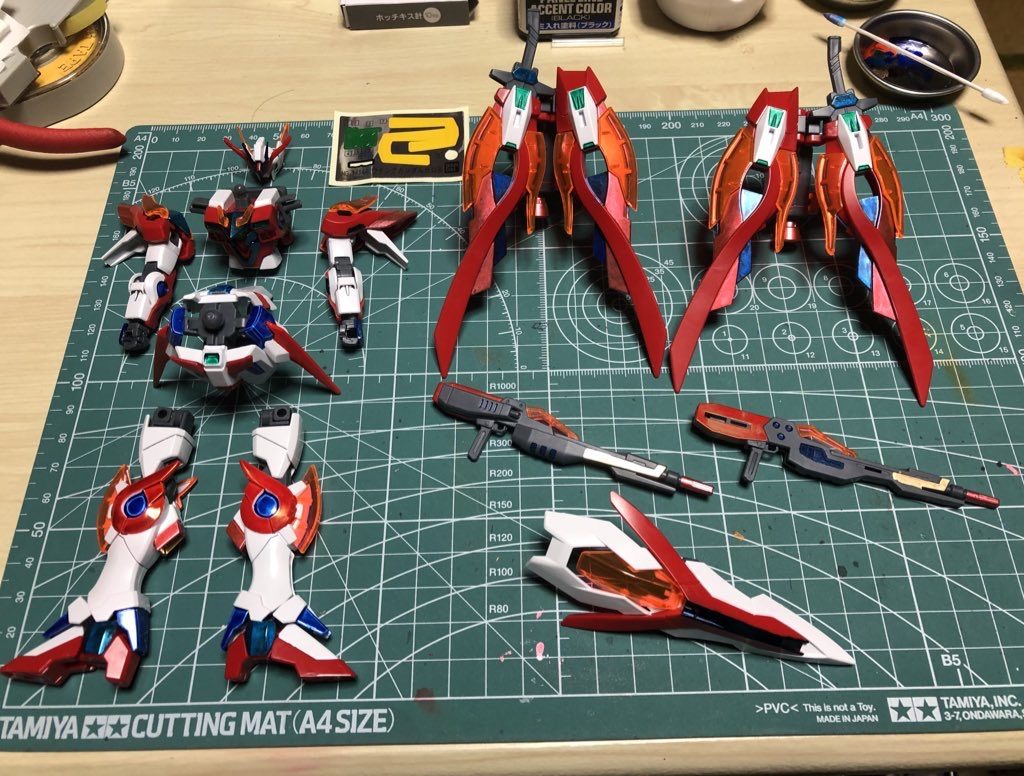 丸塗りのパーツは少ないですが、赤2色、青3色を塗り分けてます。本体はともかく、4枚あるウィングが大変でした^_^;