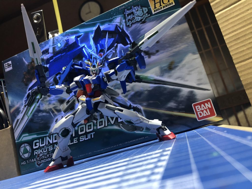 とりあえずダブルオーダイバー完成！武器と手首の保持力がイマイチ(何故かスカスカ)ですが、基本的な可動は優秀で、特に足首の動きが良いので、接地感は抜群です。