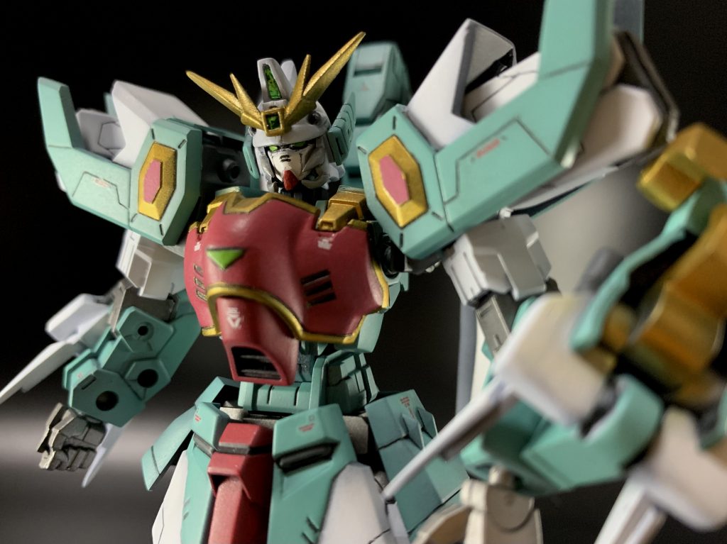 30MMアルトを素体に、アルトロンの特徴的なパーツを貼り付けて形にしました。アルトの造形はディテールが細かくて、旧キットアルトロンのパーツをそのまま貼っただけではまとまりが悪いので旧キットのパーツもシャープ化したり筋彫り掘ったりして情報量は増やしています。顔が大きすぎるので小型化しました。昔は旧キットを生かして切り貼りしたり削ったりしましたが、今回は手軽にHGウイングガンダムのフェイスパーツ複製を流用です。