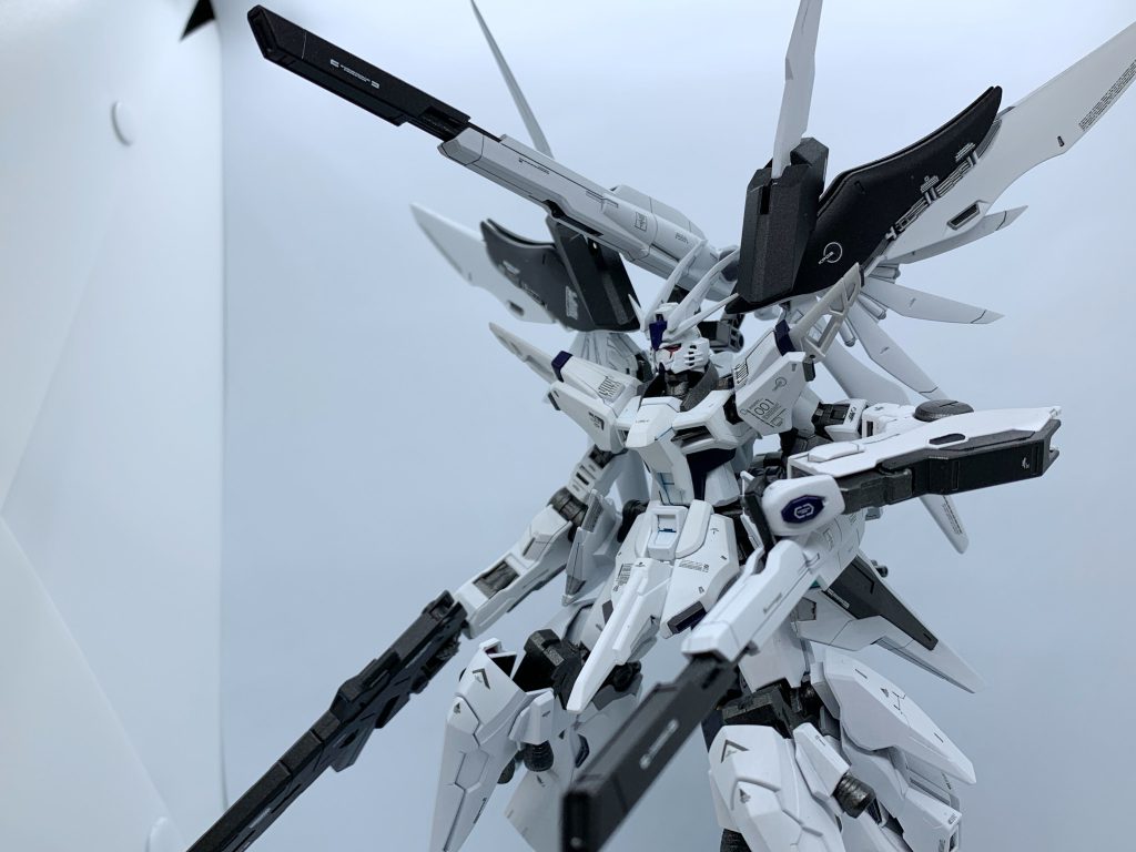 特に腕部はさらに大型化したが、柔軟な関節構造とサブマニュピレーターによって取り回しを損ねたりはしていない。