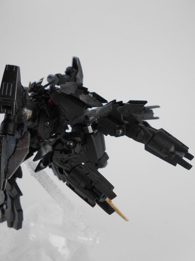 ブースターバックパック、「デルーロ」。バックパックにブースターを3つ追加し、爆発する加速と急速な方向転換が可能になりました。メイン武装が至近距離を要するため、一撃離脱や離れている敵機に一気に近づくために使用されます。「デルーロ」はイタリア語で「鉄甲」のアナグラムです。