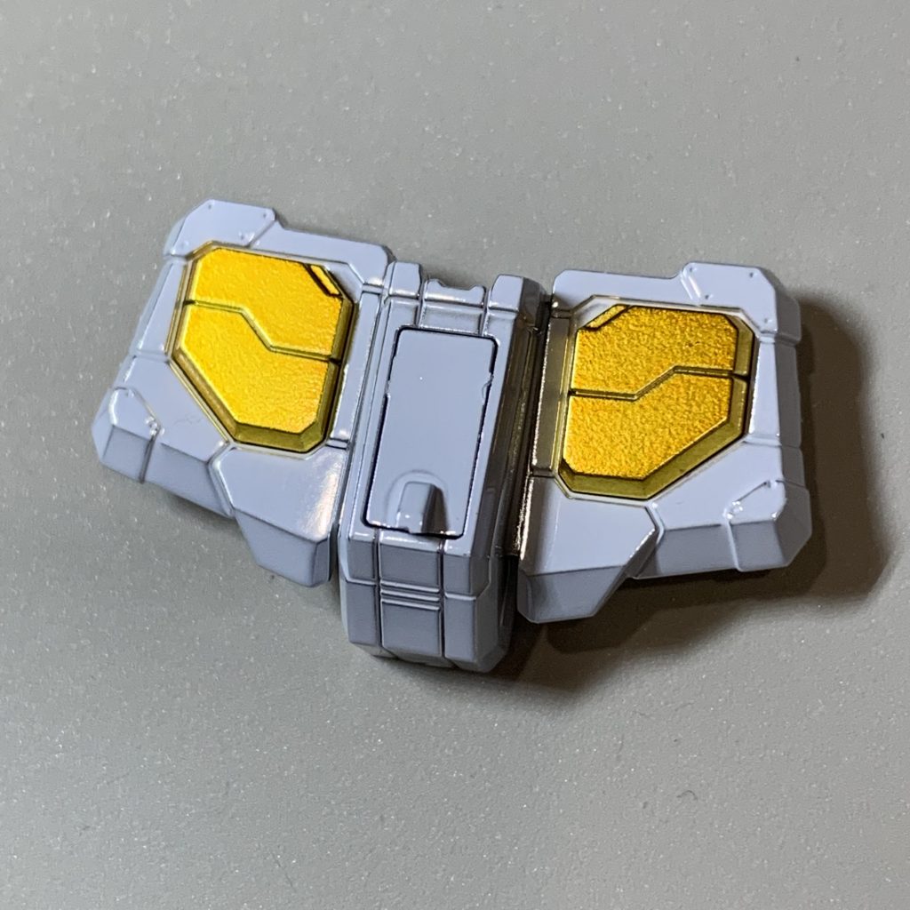 でもこのキラキラ感は、通常のガンプラには無い魅力です。塗装やトップコートが必要ないので楽でもあります。