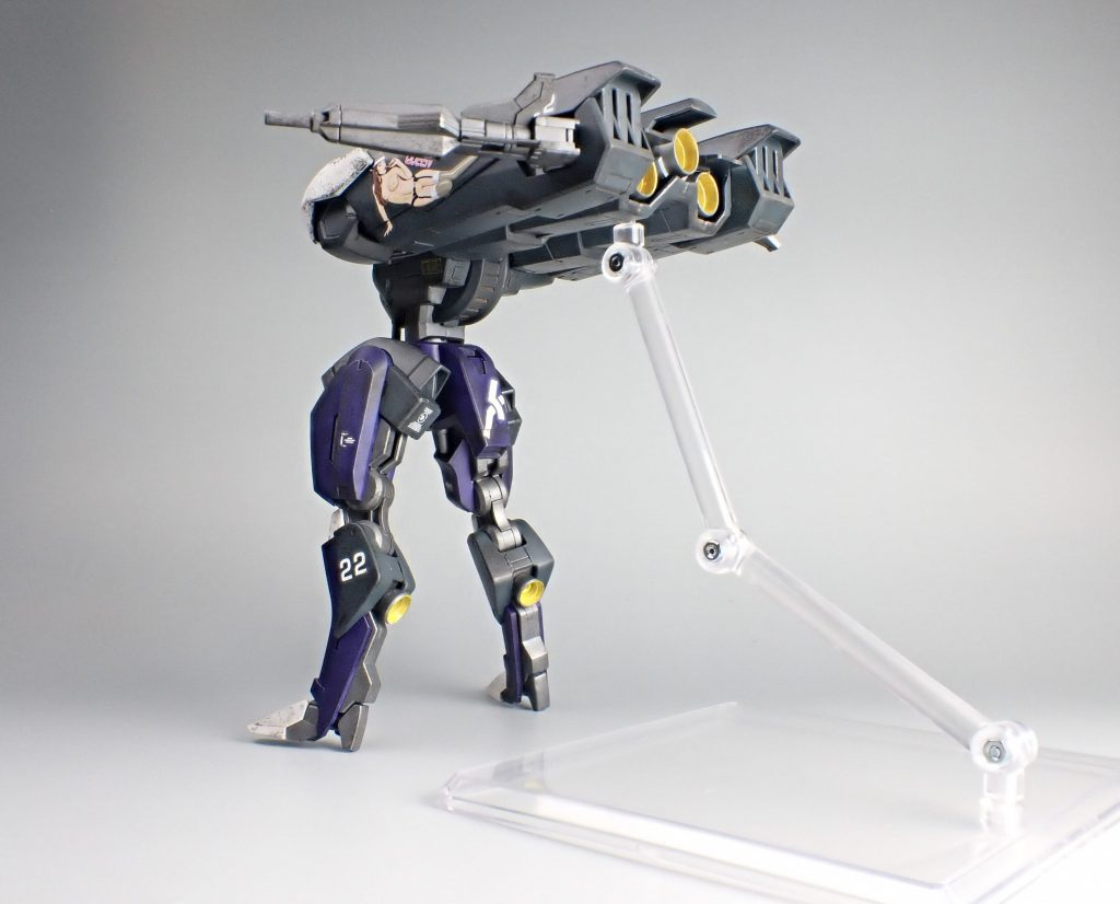 腕を収納しているのがデフォルトなのは、無人機の不気味さを表現したかったためです。ライフルの肉抜きと腕の処理は、収納することで隠すことができることに気付きました。そのおかげで完成した機体です。