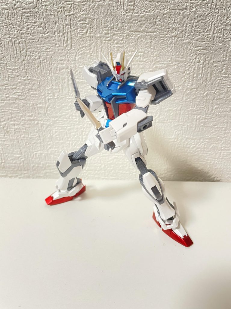 赤のパーツはガンダムマーカーのロイヤルメタレッド、青のパーツはガンダムマーカーのコスモメタブルーで塗装しています!