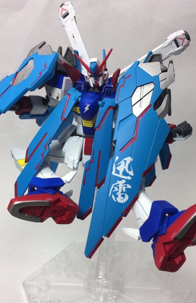 胸部の髑髏は取り外されて、代わりに稲妻のマークを取り付けました。足裏はウマ娘らしく蹄鉄を加えました。パテを使って肉抜きを埋め、蹄鉄の形になるように成形しました。色はシルバーで塗装しています。