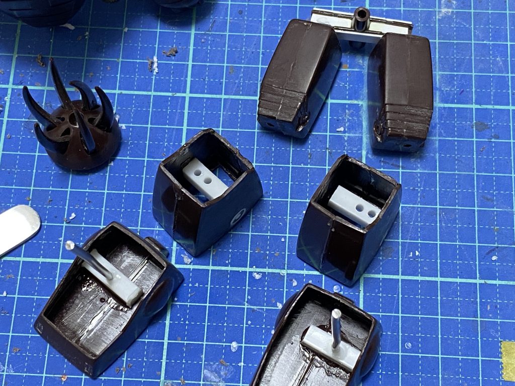 ここから製作レポートです。主な改造点を挙げます。・脚部は関節パーツを削り、アルミ線接続に変更しました。・股関節を後ハメできるようにしています。・股関節のパンツのようなパーツは一度切り離し、削って角度を調整しました。