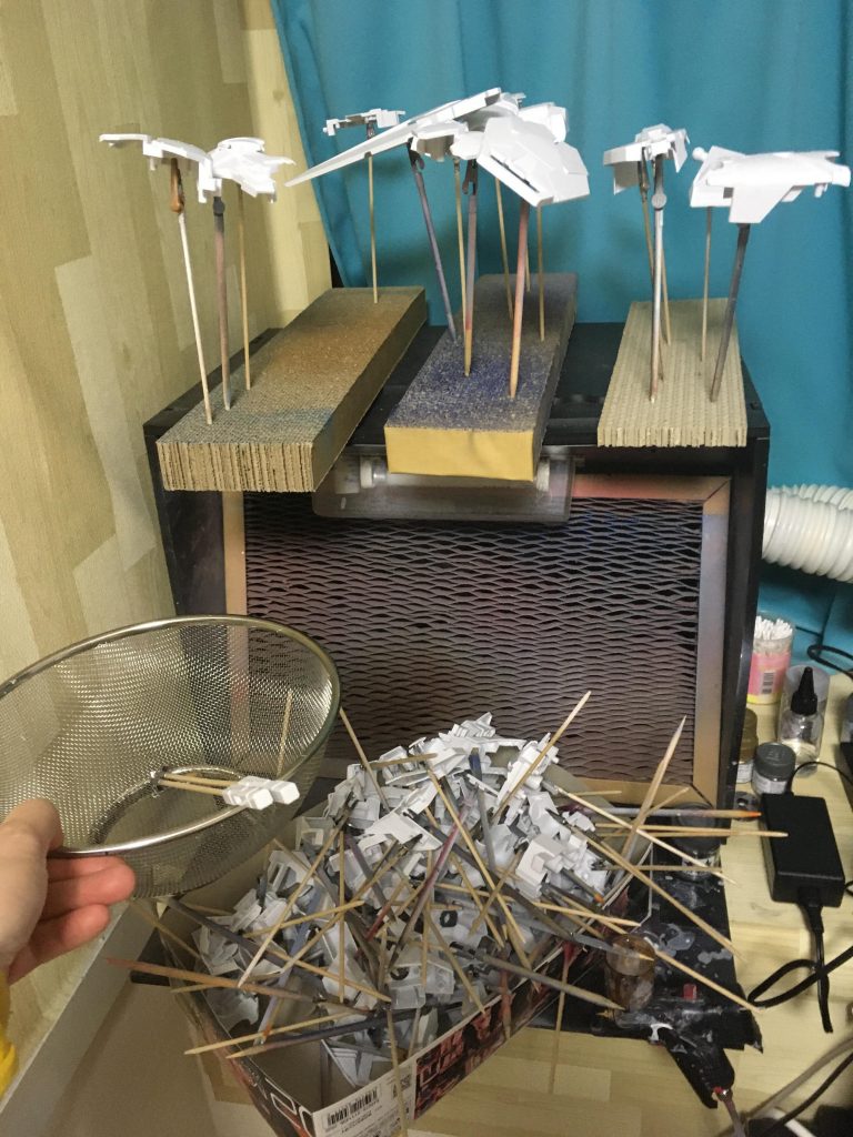 よし塗るかって・・。白多すぎとデカすぎだろ・・。置き場を確保しましょう。