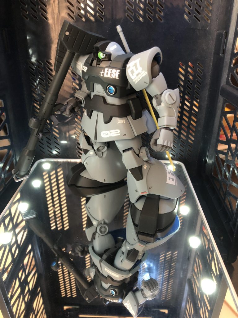 スカートの中は青くしました。