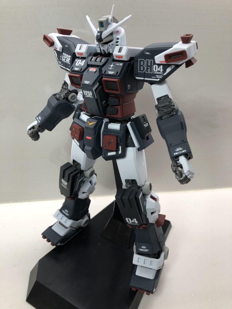 アーマー装着。一気にゴツくなりますね。