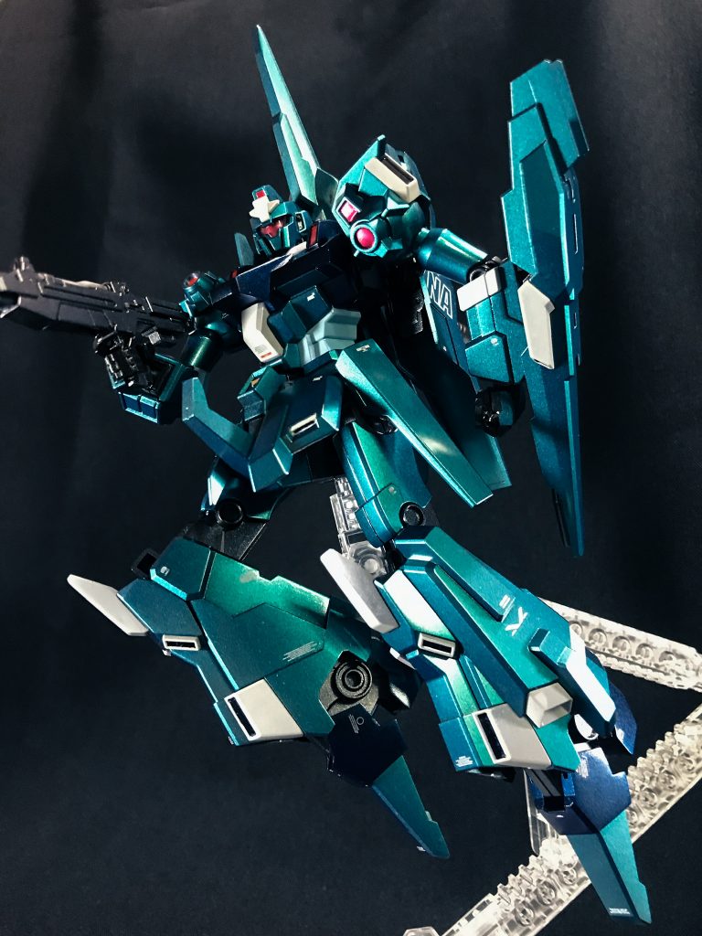 ボディはクレオスの青竹色、濃い青はクレオスのメタリックダークブルーを中心にクレオスのGXクリア系(ブルーやグリーン等)が混ざってます！少しは色に深みが出たかな？