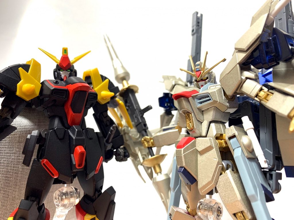 ブラックナイトジャスティスと。ということで、新年一発目投稿でした!塗装が間に合わず、年越ししてしまいましたがなんとか完成して良かったです。ジャスティス作ったらフリーダムも必要だよねということで作り始めました。最初は名前の通り白色を予定していたのですが、自分の技術不足で断念、甲冑騎士のイメージからシルバーに変更しました。本体はストフリ、フリーダム、∞ジャスティス、レジェンドと気がつけばZGMF-Xシリーズ祭でした。それ故にいい感じにまとまったんじゃないかなと。バックパックは詰め込み過ぎた感がありましたが、ブラックナイトジャスティスと対照的になったので良かったかなと思っています。今回のメイン武器はレジェンドガンダムのドラグーン、Rギャギャのビームサーベル柄、インジャスティスウェポン、トールギスⅢで構成してます。最後までご覧いただきありがとうございました!