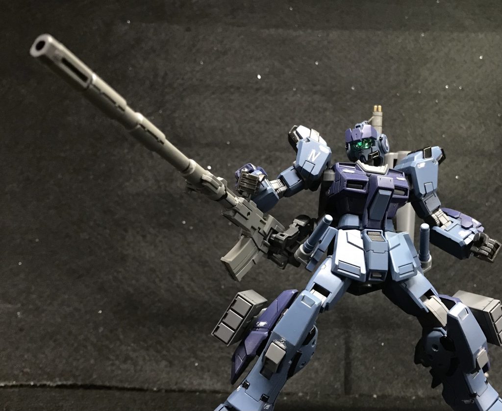 塗装剥がれは覚悟の上で、キャノン発射! いや、やっぱりこれはやらなきゃいかんでしょ!って事ですよね✨ちなみに、本体が結構暗い色になってますので武装類は少し明るいグレーで塗装しました😊そのほうが、武器も目立ってくれるかなと思いましたので✨