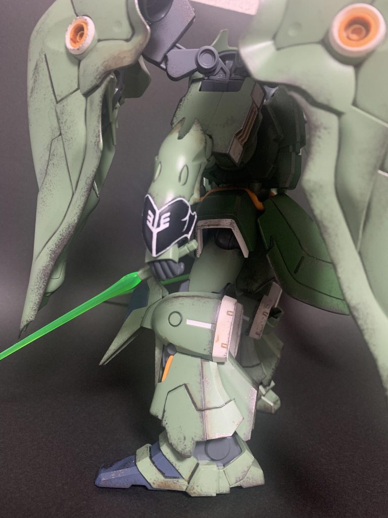 全体(側面)チッピングだけでなくガンダムマーカーのブラウンでウェザリングもやってます。