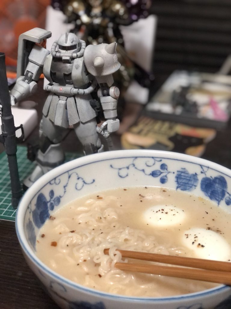 夜食に九州モンの定番うまかっちゃんを食べながら色味やデカールの足すかを見直してます。。。