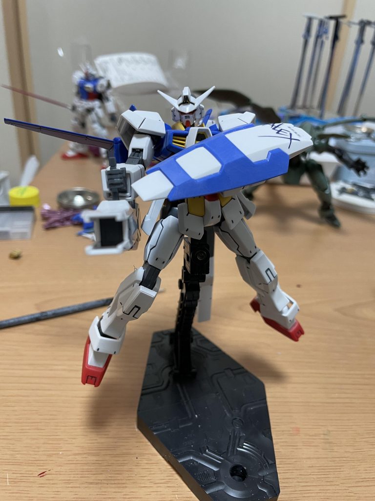 『モンシアさん大丈夫でしたか!?』アレクスからの通信でひとまず助かったとモンシアは安堵する、しかし、今回は相手が悪いというのをXラウンダーでは無いモンシアですら本能的に感じとっていた…『アレクス、迷いは捨ててきたんだろうな…今回の相手は本気でマズい奴だからな、覚悟しろよ…』『でも、グラストロランチャーを直撃しましたよ!?』『黙って見てろ…来るぞっ!!』砲撃の煙が剥がれるとそこには無傷で立ちはだかるバクトが立っていた。