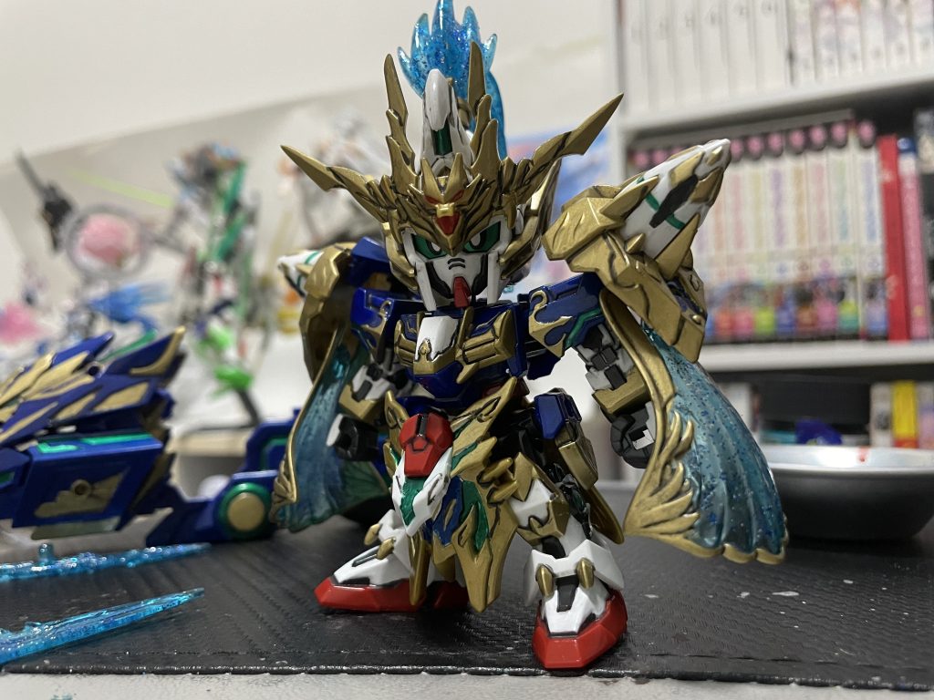 白パーツは成形色で、それ以外は筆塗りです。クリアパーツに100均で売ってるラメを光沢クリアに混ぜて塗ってるのでキラキラになってます。写真だとあんまり伝わらないかもしれませんが実物は結構綺麗です。