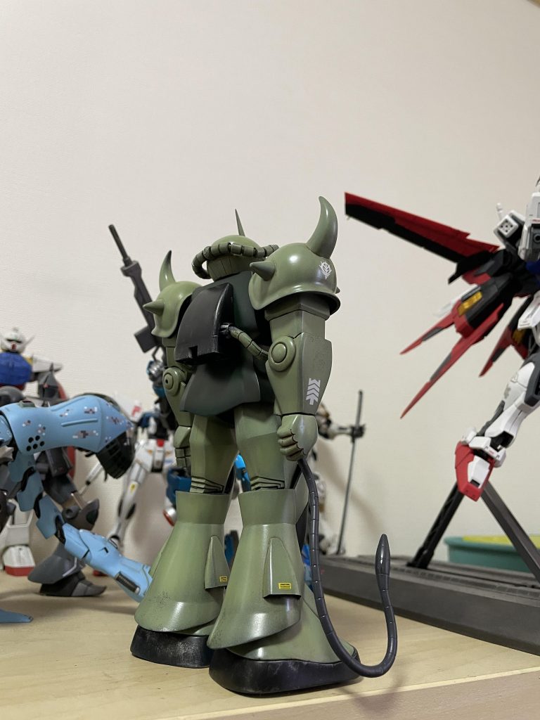 なんとも言えない旧キット独特のマッシブな感じ…